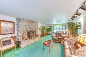 Living Room | Fireplace | Smart TV | Free WiFi