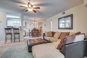 Living Room | Free WiFi | Central Heating & A/C | Smart TV
