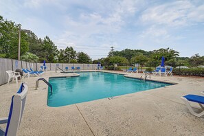 South Bridge Community Amenities | Outdoor Pool