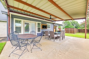 Covered Patio | Outdoor Dining Area | Smart TV