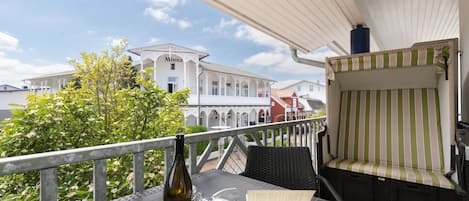 Balkon mit Strandkorb