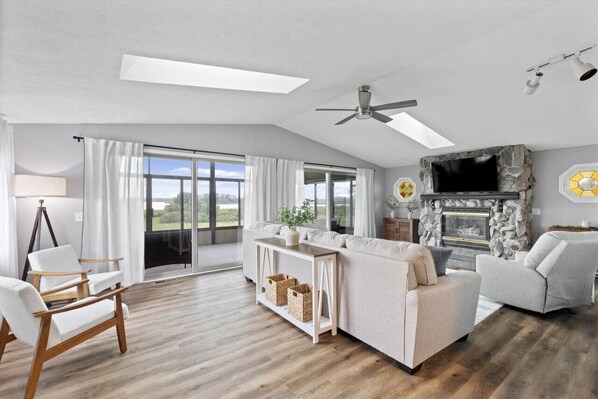 Bright and spacious living room with lots of comfortable seating!