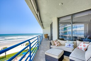 Oceanfront balcony with plenty od seating.