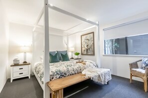 Master Bedroom (King bed)