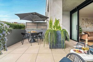 The large terrace, with BBQ, is stunning for sunsets