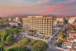 54 units, 8 levels, 3 pools, gym, jacuzzi. luxury and comfort at your service