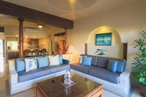 Comfortable living room, with 65" smart tv, plants, terrace access with a view.