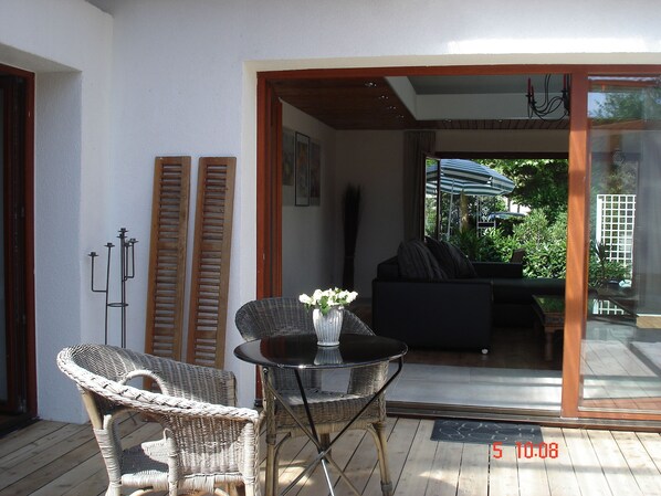 Überdachte Terrasse mit Blick ins Wohnzimmer