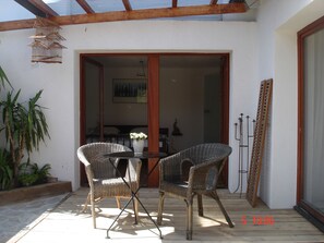 Überdachte Terrasse mit Blick ins Schlafzimmer