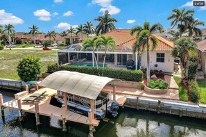 Dock. Renters may tie up their boat!