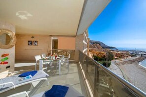 Este es el balcón-terraza. Super espacioso.