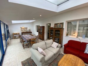 Véranda avec son salon et salle à manger
