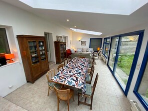 Grande table à manger pour 10 dans la véranda