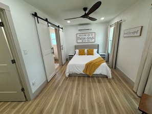 queen bed, barn door, closet