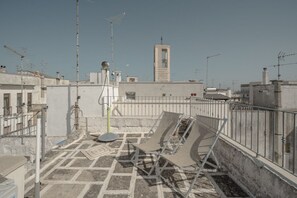 Unclassified image, 3 of 31, button