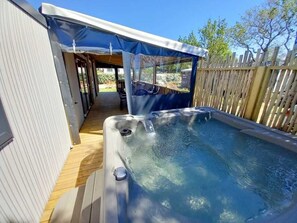 Outdoor spa tub