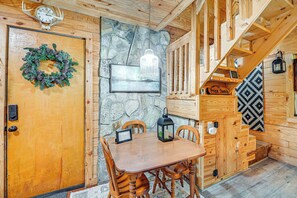 Dining Area | Dishware/Flatware | 1st Floor
