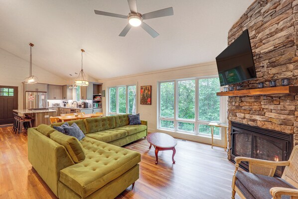 West Jefferson Vacation Rental | 3BR | 3BA | 1 Step to Enter | 2,000 Sq Ft