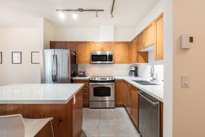 Full kitchen: Breakfast bar