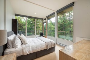 2nd bedroom: Queen bed