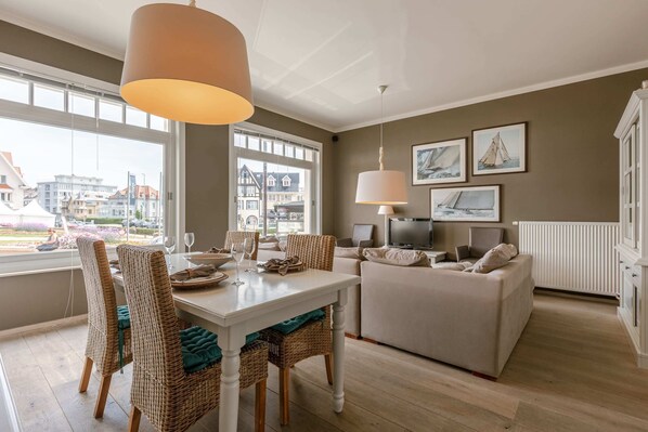 Bright and spacious living room