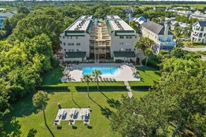 The exterior of the Shipwatch condo buildings underwent a major renovation in early 2024 and is now ready for your arrival !!