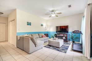 Living Room | Queen Sleeper Sofa | Smart TV | Board Games | Electric Fireplace