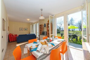 Salon spacieux avec cuisine ouverte