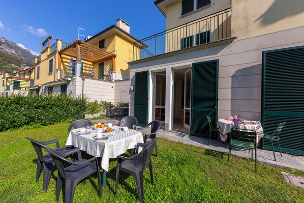 La maison jumelée est située sur 3 niveaux avec un grand jardin privé.