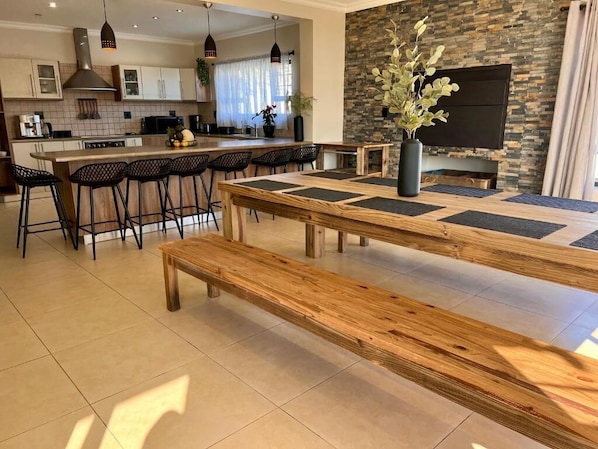INDOOR ENTERTAINMENT AREA