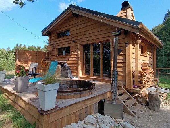 Outdoor spa tub