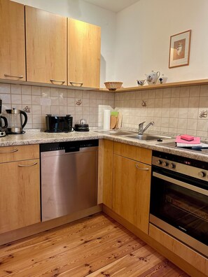 Maisonette-Ferienwohnung West, 2-5 Personen, 82 qm, 2 SZ, Balkon, Nichtraucher-Küchenbereich mit Spülmaschine