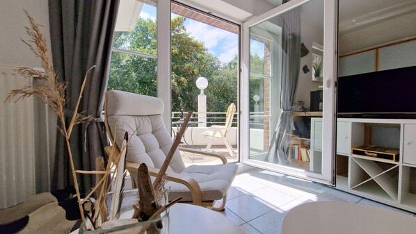 Wohnzimmer mit Blick auf den Balkon....
