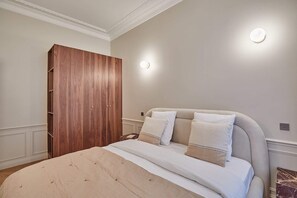 Chambre avec lit queen size N1
