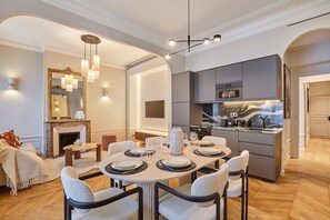 Cuisine ouverte entièrement équipée avec belle salle à manger