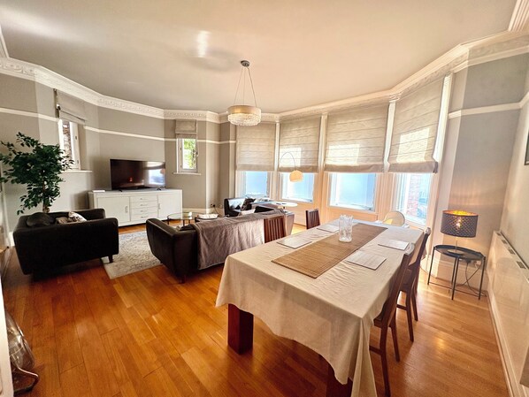 Heigh Ceilings And Windows