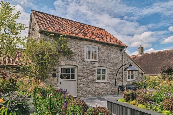 The outdoor space at Puddle Duck Cottage, Somerset