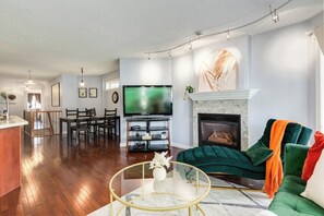 Living Room w/ 50" TV and ROKU