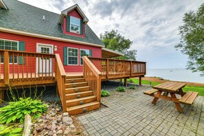 Private Patio | Dining Space | ~9 Mi to The Wild Animal Park
