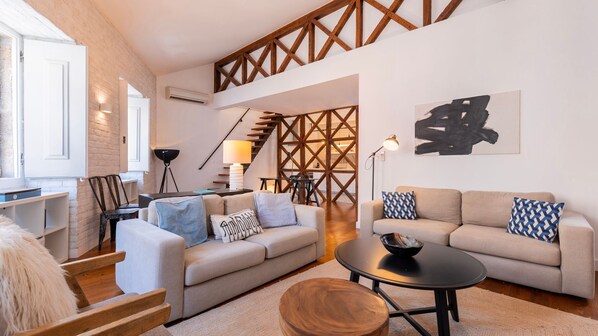 The perfect living room, with comfortable sofas for a relaxing experience, where you listen to some music, watch your favorite shows, or read a book #lovely #comfort #portugal #pt #lisbon