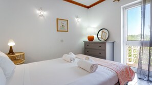 Sleep like royalty! Our inviting bedroom features a comfy queen-size bed, ready to cradle you in comfort every night. Relax, recharge, and wake up feeling refreshed in this dreamy retreat #pt #portugal #algarve #comfy #relax