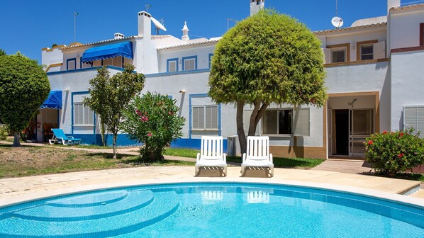 Welcome to paradise! Dive into our stunning outdoor pool, surrounded by lush green spaces and a charming home. Relax, unwind, and make yourself at home in this picture-perfect oasis! #pt #portugal #algarve #paradise #relax #home