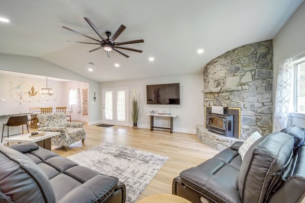Eufaula Vacation Rental | 3BR | 2BA | 1,598 Sq Ft | 2 Steps Required