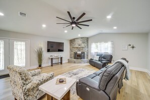Living Room | Smart TV | Free WiFi Fireplace | Central Heating & A/C