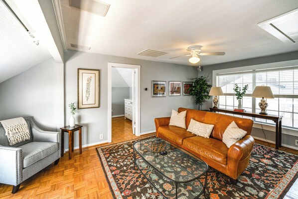 Dallas Vacation Rental | 1BR | 1BA | Stairs to Enter | 800 Sq Ft