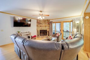 Living Room | 1st Floor | Board Games | Gas Fireplace | Ceiling Fan