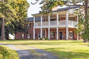This listing is for the UPSTAIRS only. No one will be staying downstairs.