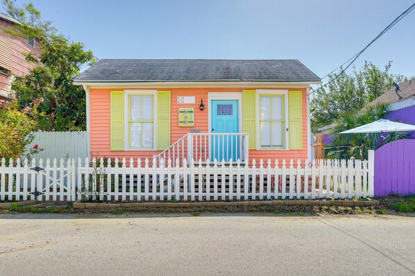 Galveston Vacation Rental | 1BR | 1BA | 552 Sq Ft | 5 Steps Required to Enter