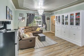 Living Room | Board Games & Books | Free WiFi | Central Heating & A/C