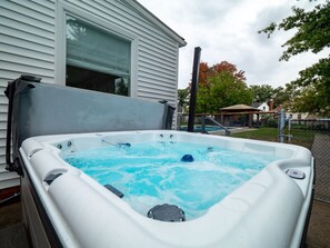 Nothing beats relaxing in the hot tub on a beautiful day 🌞🏊‍♂️ #outdoor #swimmingpool #leisurecentre #jacuzzi ♨️
